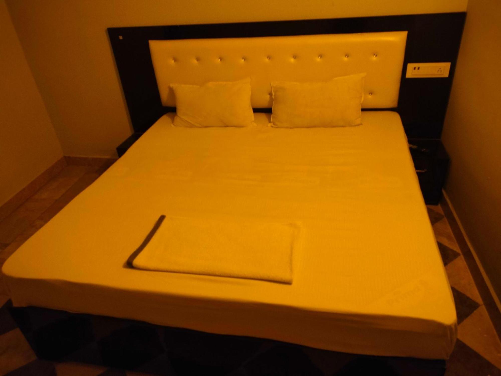 Rohtak Oyo Palace Hotel מראה חיצוני תמונה